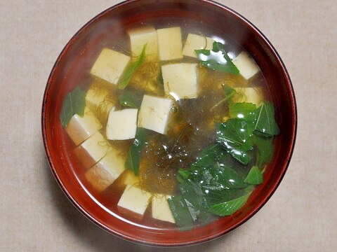 モロヘイヤととろろ昆布と豆腐のスープ